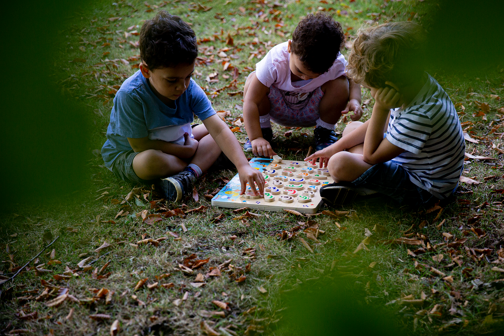 Arabiletters-alaabi-kids-playing-puzzle-nature_2048x.png