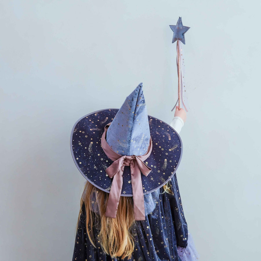 155019-07_GRISELDA_VELVET_WITCH_CAPE_155021-07_GRISELDA_VELVET_WITCH_HAT_155022-07_GRISELDA_WAND_900x.webp