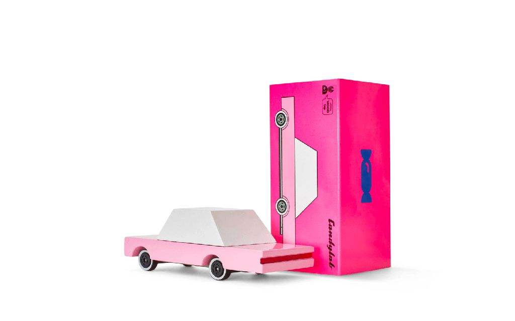 سيارة سيدان وردية