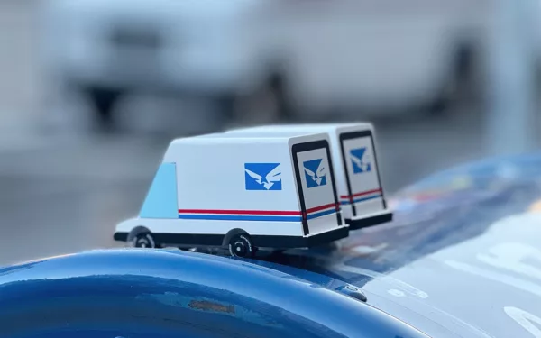 Futuristic Mail Van - Image 4